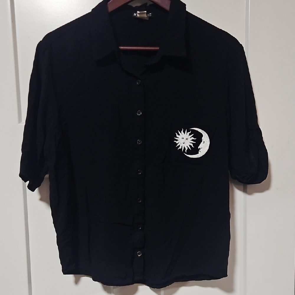 Hot Topic Salem 1692 Skull Oversized Woven Button Up Shirt Medium Goth - Picture 2 of 4